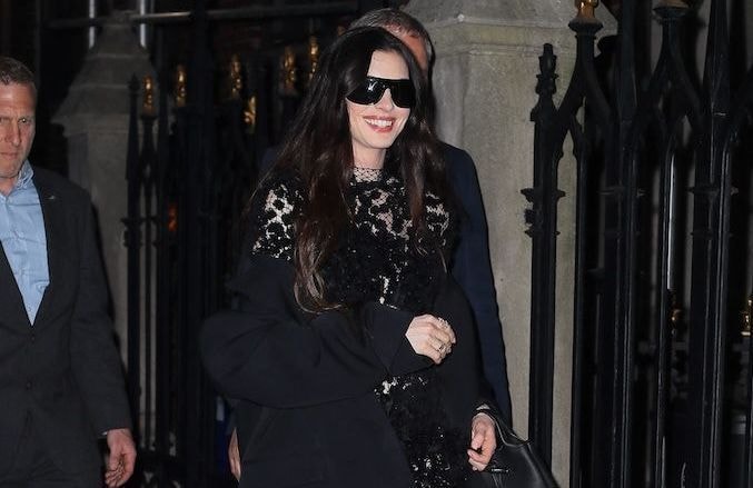 Tous les regards sur Anne Hathaway : elle ose la naked dress en pleine rue à New York