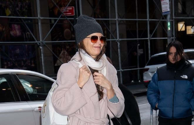 Exit les mocassins classiques, Katie Holmes parie sur cette forme étrange pour rehausser son allure