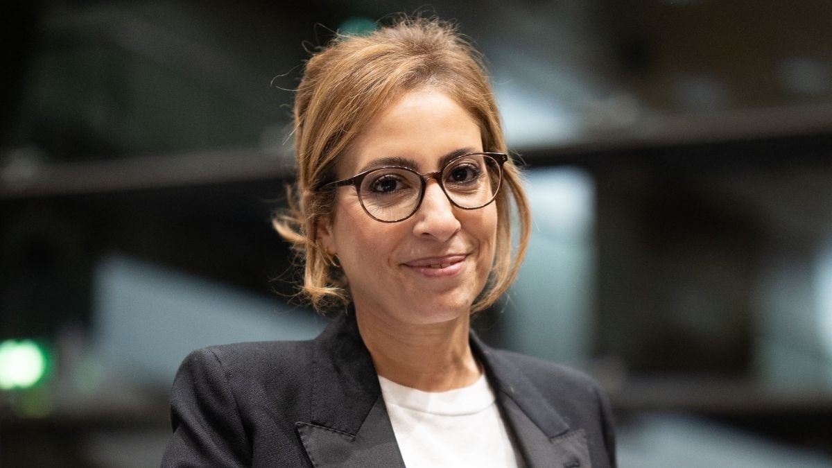 "Avant d’être la femme de quiconque, je suis libre" : Léa Salamé répond aux attaques sur son couple avec Raphaël Glucksmann