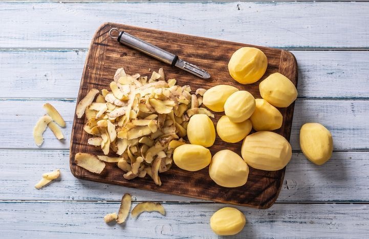 Recycler ses pelures de pommes de terre en chips pour l'apéritif ? L’astuce facile et écolo