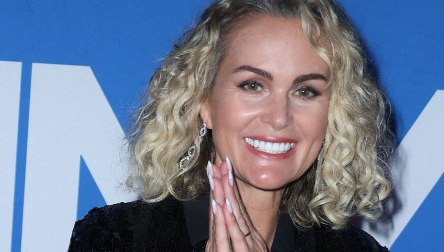 Laeticia Hallyday réussit un expxloit après s'être recueillie sur la tombe de Johnny : elle vole