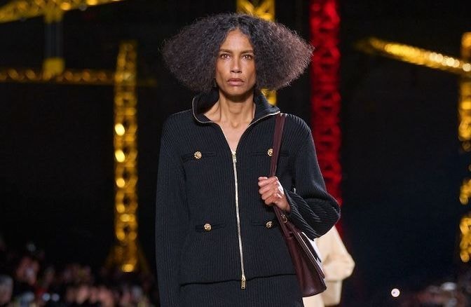 Qui est Stéphanie Cavalli, ce mannequin de 50 ans qui ouvre désormais les défilés Chanel ?