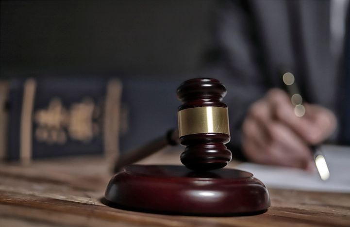 À Roanne, un bras-de-fer qui dure entre la mairie et une colleuse féministe