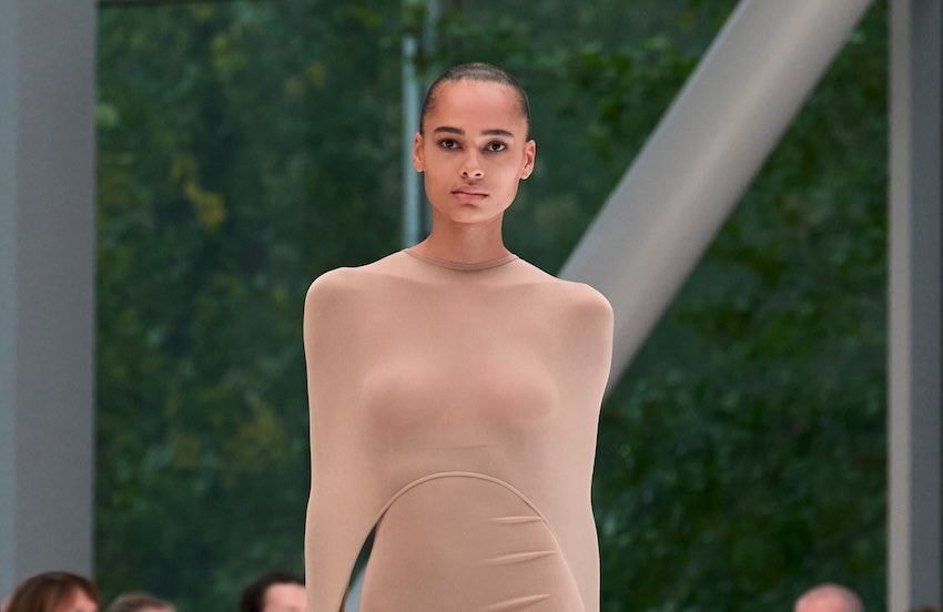 Pour son dernier défilé Alaïa, Pieter Mulier remet au goût du jour cette robe longtemps jugée « provocante »