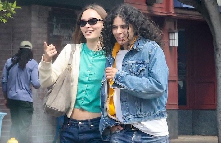 Aux côtés de sa compagne, Lily-Rose Depp dévoile comment adopter le jean baggy ce printemps