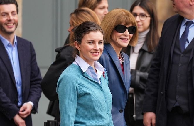 À la Fashion Week, ce pull bleu « céruléen » relance la référence culte du « Diable s’habille en Prada » et amuse les réseaux sociaux