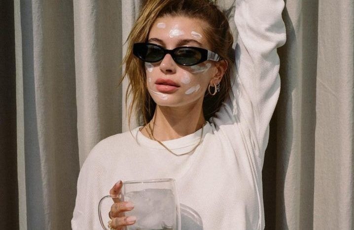 Hailey Bieber ne jure que par cette boisson pour bien s'hydrater l'été