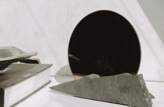 IKEA Hack : comment réaliser un support pour un miroir de table