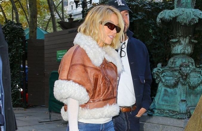 Sydney Sweeney adopte l’indispensable de l’automne : une veste aviateur signée de cette marque française qui monte