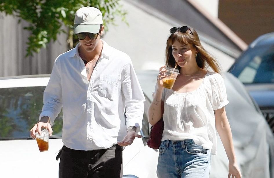 En blouse romantique et jean cigarette, Dakota Johnson signe le look casual que l’on veut toutes copier