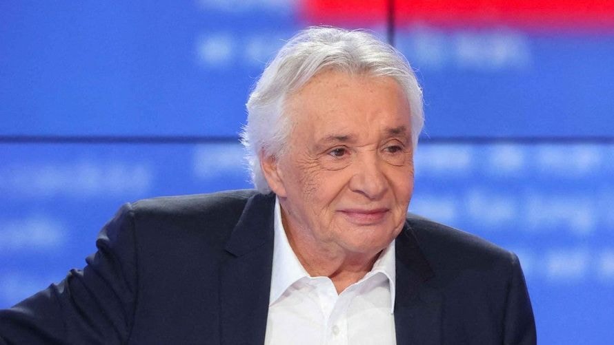 Jade Hallyday moquée par Michel Sardou : le chanteur s’en veut terriblement et demande pardon à sa manière, en plein concert