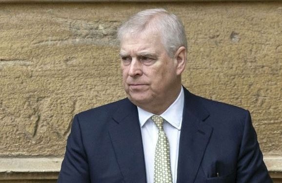 Charles III très embarrassé : ce nouveau scandale qui entoure son frère Andrew