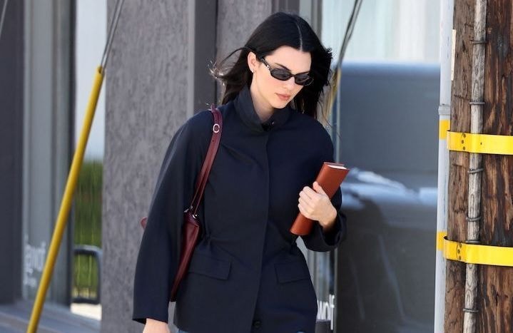 Jean, ballerines et veste utilitaire, Kendall Jenner reprend à merveille les codes vestimentaires de Carolyn Bessette-Kennedy