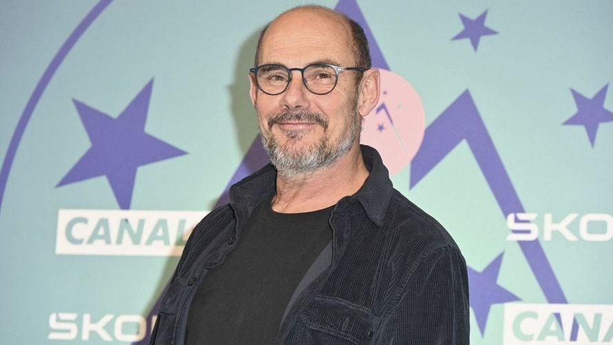 "C'est pas très glamour" : Bernard Campan se livre sur sa rencontre avec sa femme et livre un détail peu flatteur