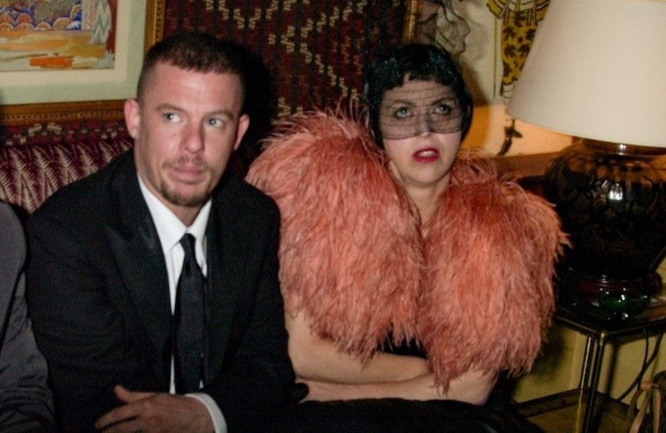Qui était Isabella Blow, cette icône de mode qui a lancé la carrière d’Alexander McQueen ?