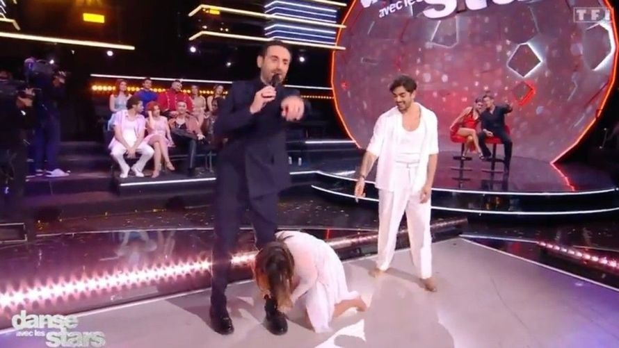 "Je te déteste", Inès Reg se jette aux pieds de Camille Combal et le dénude