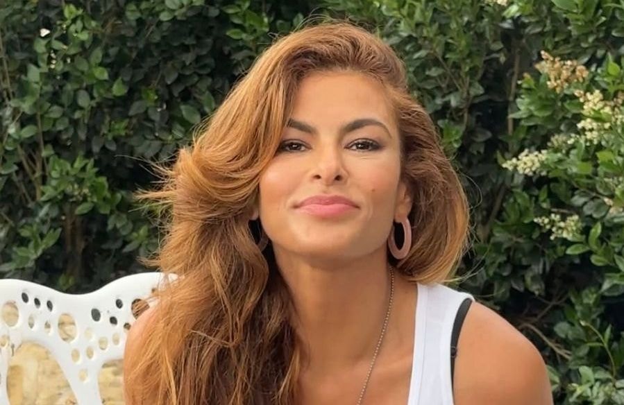 Eva Mendes révèle le conseil beauté de sa mère qu'elle regrette ne pas avoir suivi