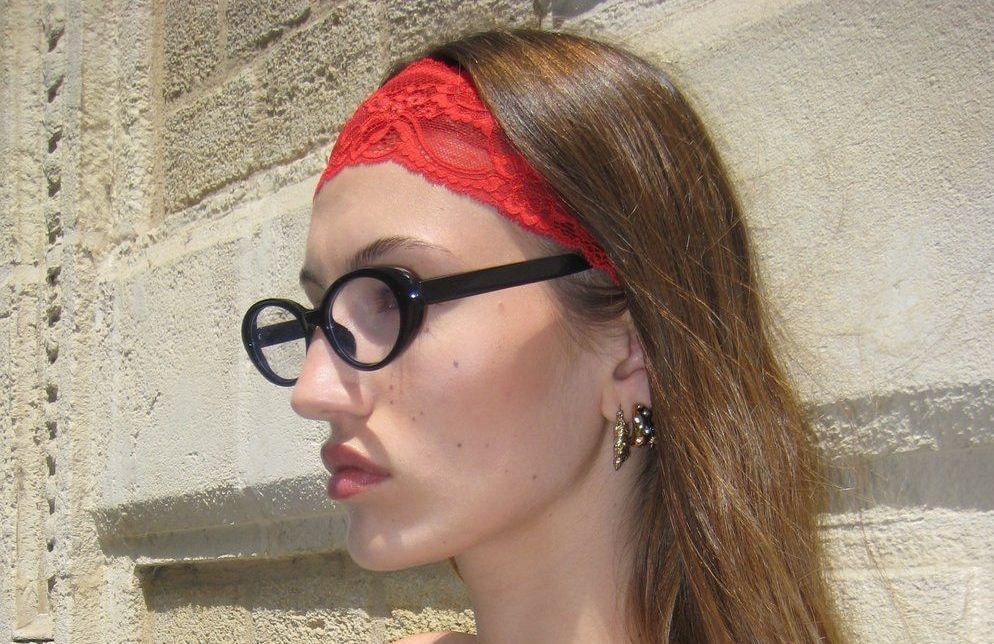 Le bandeau en dentelle, l’accessoire romantique ultime de l’été