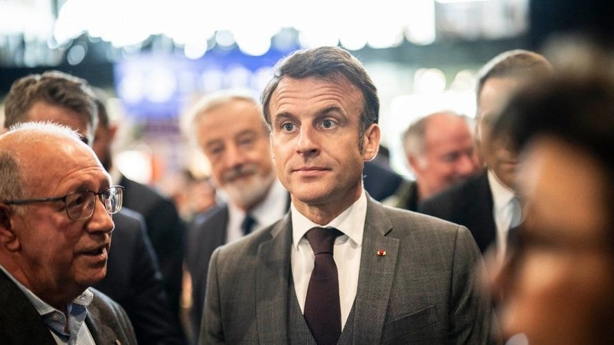 "J'ai eu mal pour vos fesses" : Emmanuel Macron s'amuse de la chute du plongeur Alexis Jandard à l'approche des JO