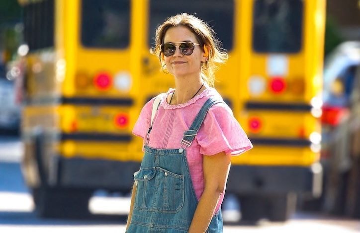La salopette en jean est-elle de retour ? Katie Holmes remet ce classique au goût du jour