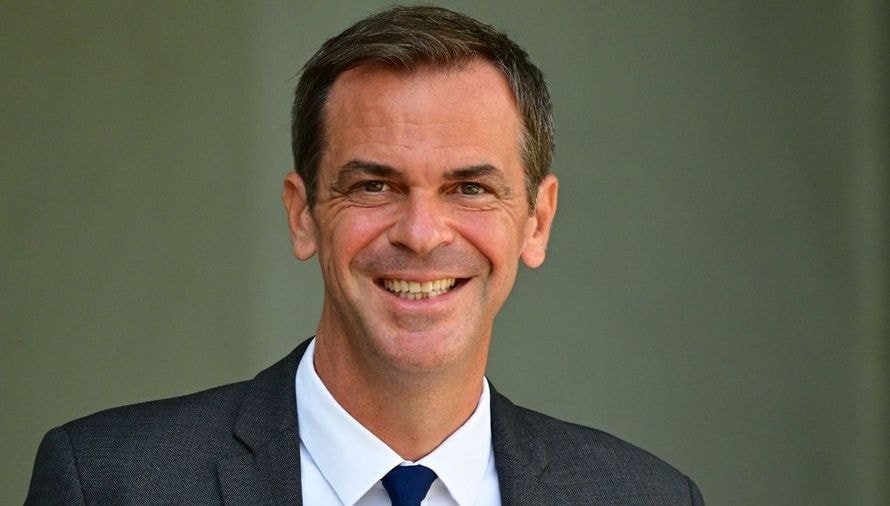 Olivier Véran rejoint la clinique esthétique de renom des stars de télé-réalité et promet de ne toucher "ni à des p**, ni à des fessiers"