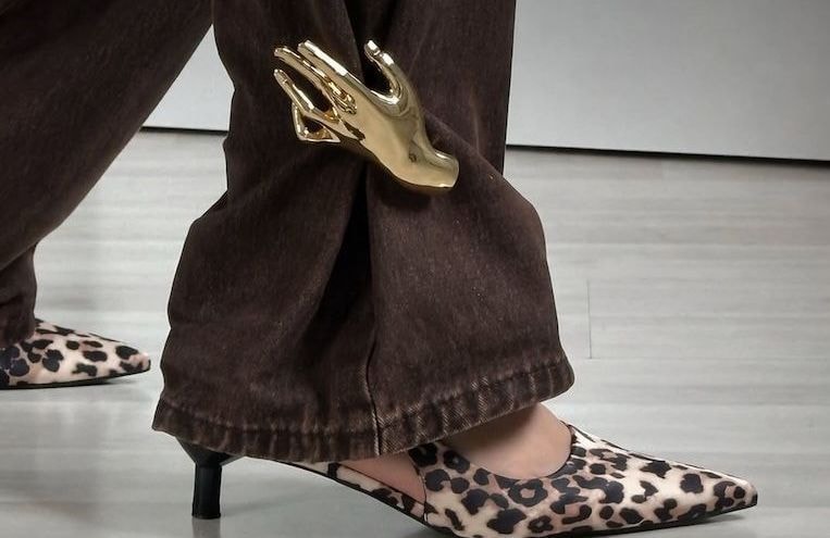 Ce petit détail repéré sur les férues de mode peut transformer l’allure de nos jeans ce printemps