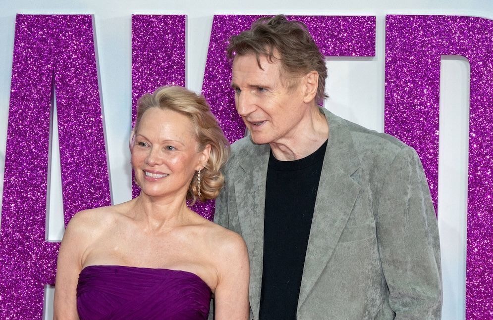 Pamela Anderson et Liam Neeson font sensation dans une nouvelle vidéo pour « The Naked Gun »