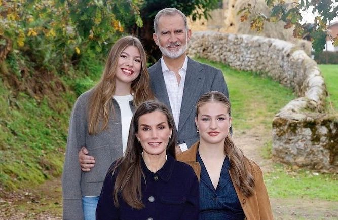 Felipe VI et Letizia d’Espagne dévoilent leur carte de vœux avec leurs filles Leonor et Sofia