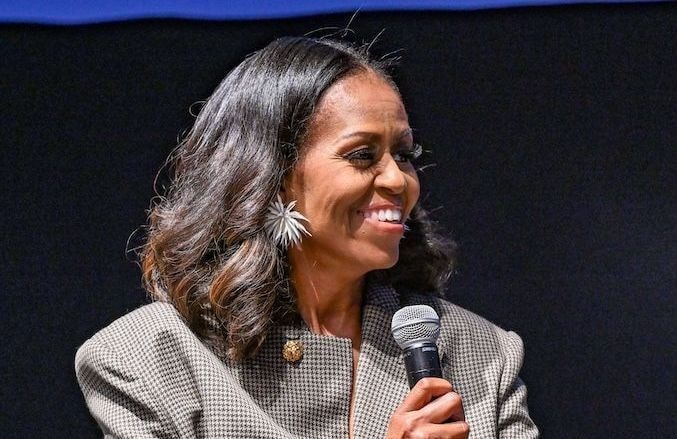 Tailleur croppé, boucles d'oreille arty et escarpins bicolores : Michelle Obama adopte l'allure de la Parisienne Chanel par Matthieu Blazy