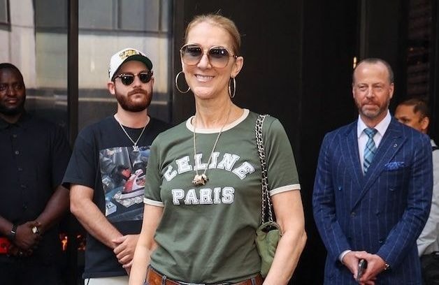 Céline Dion : depuis l’annonce de son retour sur scène à Paris, ce t-shirt à son effigie fait un carton chez ses fans