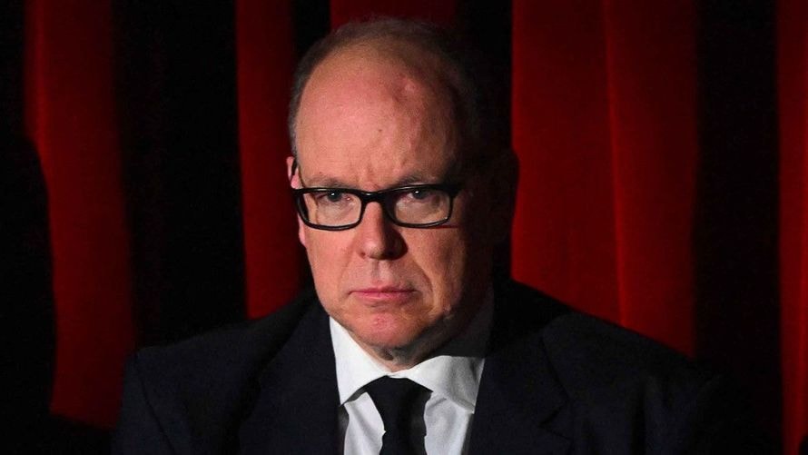 Prince Albert parle à Stéphane Bern de l’affaire qui l’éclabousse : "ce quelqu’un vient vous menacer dans votre bureau"