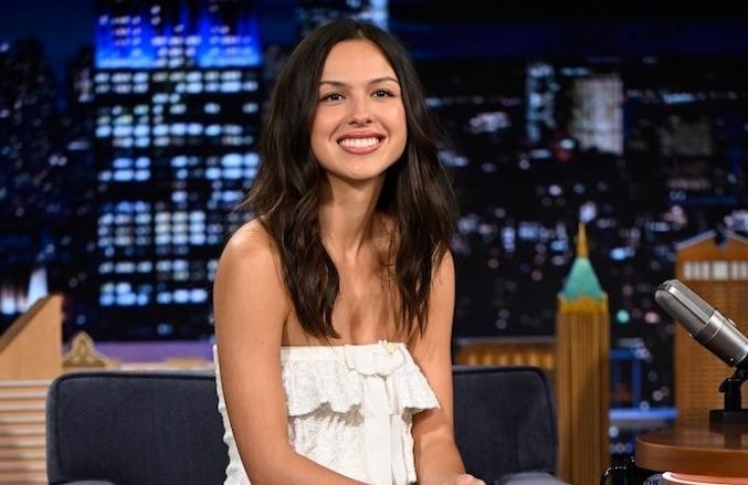 Pourquoi la robe babydoll d’Olivia Rodrigo a-t-elle déclenché une polémique ?