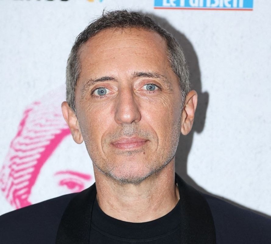 "Pur moment de bonheur", Gad Elmaleh entouré des plus belles candidates de télé-réalité à Dubaï