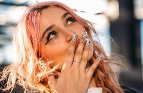 Ultra-brillante, cette manucure diamant nous inspire et matche avec nos tenues de fêtes