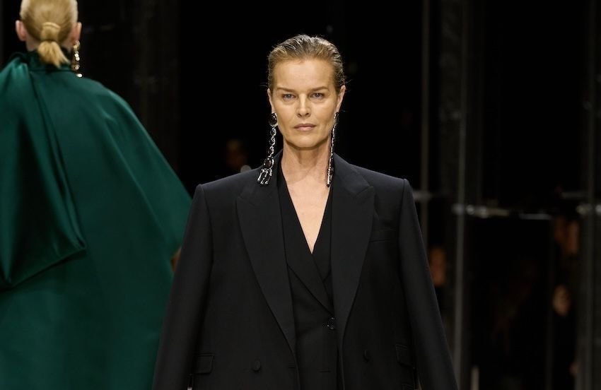 À 52 ans, Eva Herzigova, supermodel des années 90, fait sensation sur le podium du défilé Givenchy