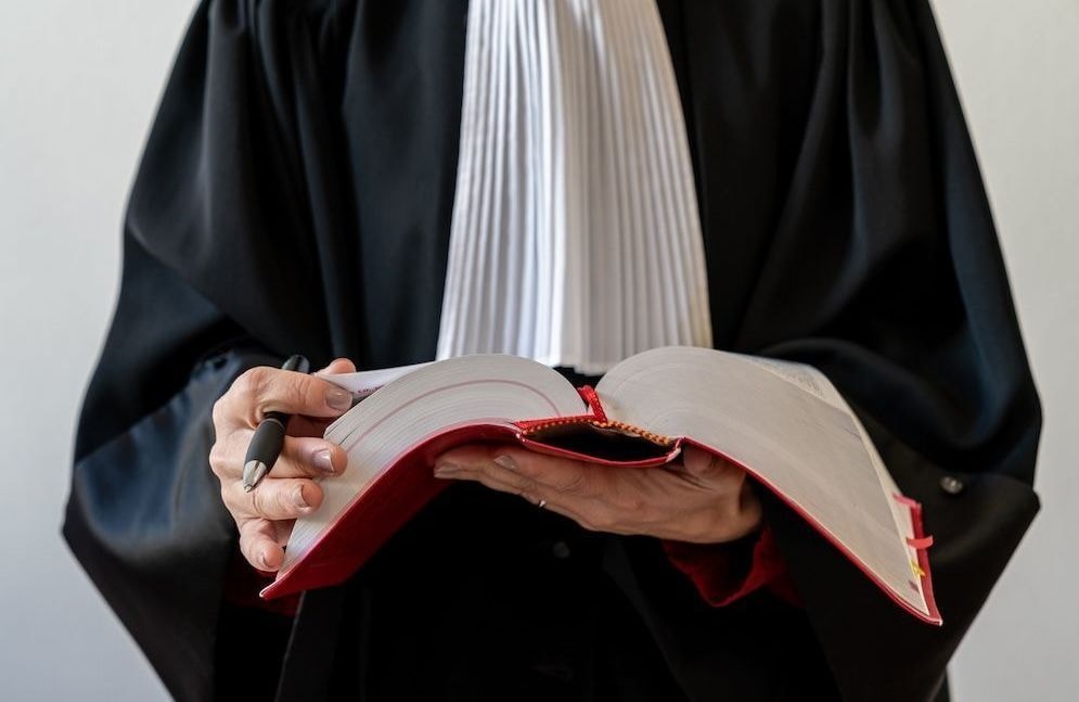Quatre avocats stagiaires écartés de leur cabinet après des propos racistes