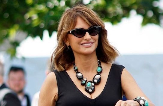 Avec son collier XXL, Penélope Cruz signe le grand retour des bijoux maximalistes