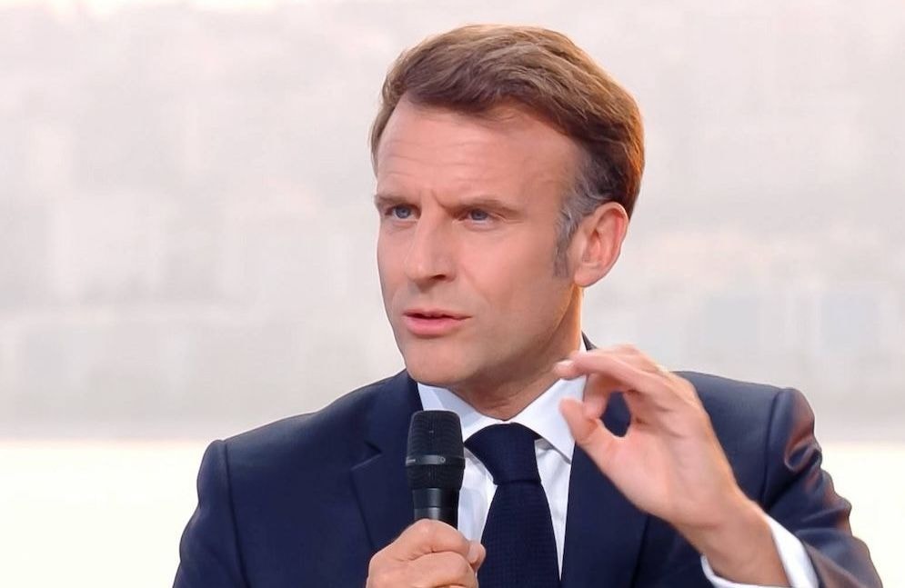 Armes blanches, réseaux sociaux… Emmanuel Macron promet de les interdire aux moins de 15 ans