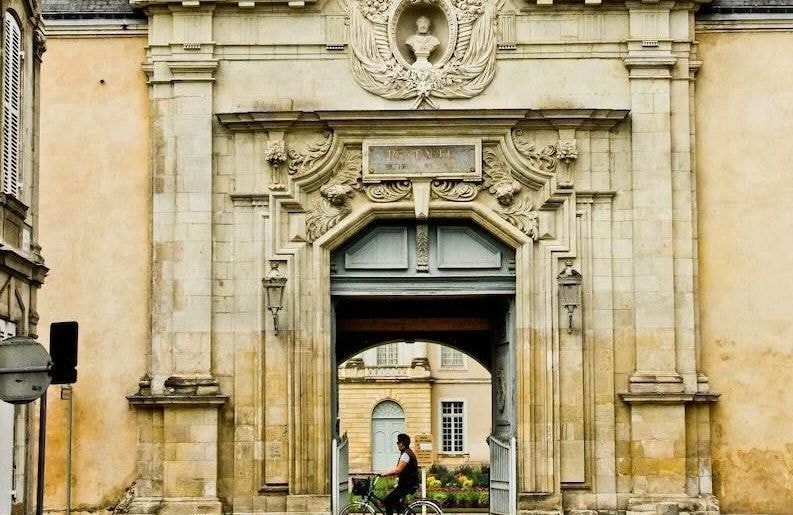 Mort d’un ex-enseignant de lycée militaire accusé de viols : cette piste privilégiée par les enquêteurs