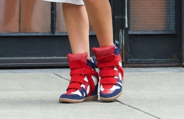 On les avait oubliées : Iris Law nous donne envie de (re)porter les baskets compensées cet été