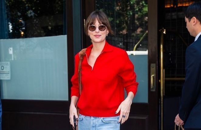 Dakota Johnson adopte « l’effet rouge », cette astuce mode qui a le pouvoir de réveiller n’importe quel look