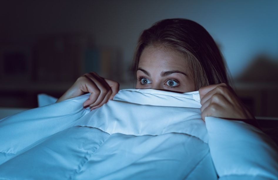 Alertée par des ronflements, elle découvre sous son lit… son ex qui avait interdiction de l’approcher