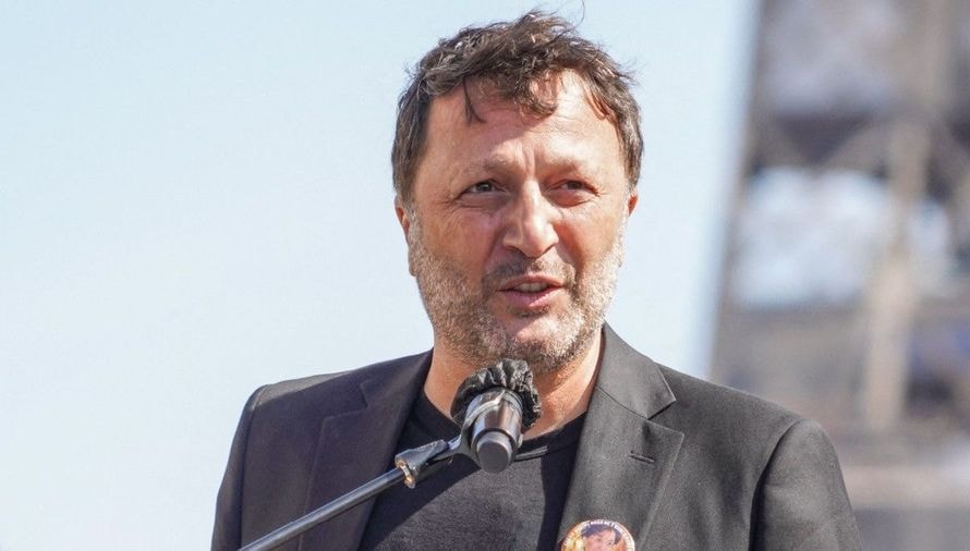 Manu Lévy (NRJ) visé par de graves accusations : l’animateur Arthur, choqué, refuse de laisser son ami se faire "salir"