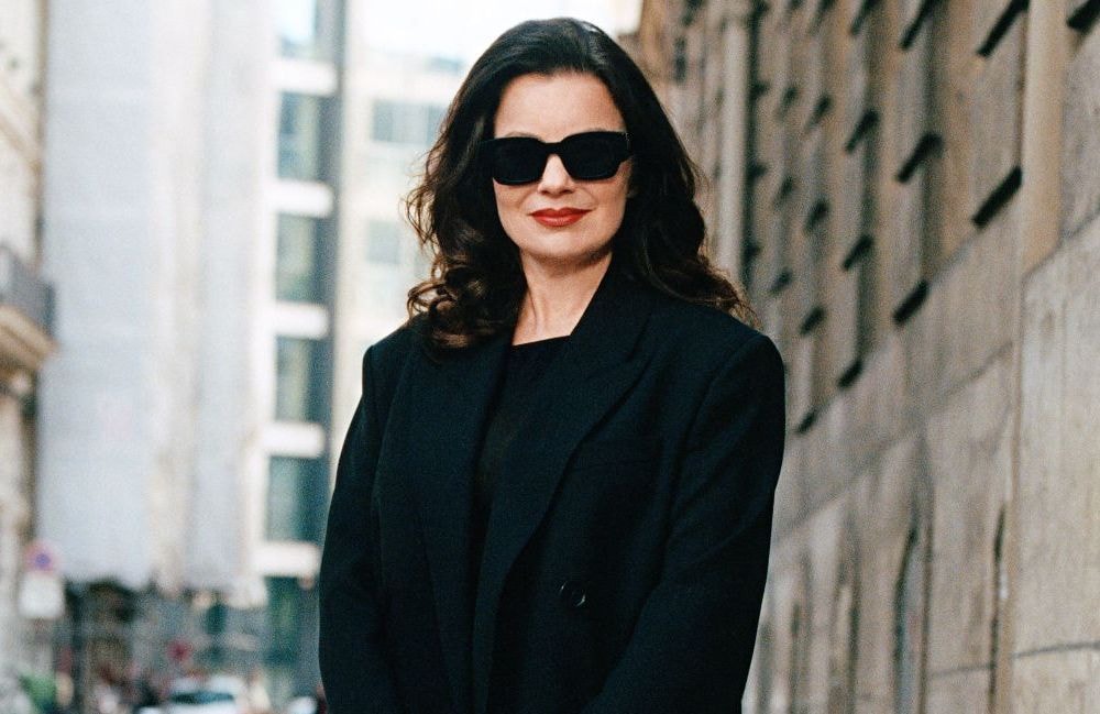 À 66 ans, Fran Drescher (« Une nounou d’enfer ») incarne l’élégance à la française pour AMI