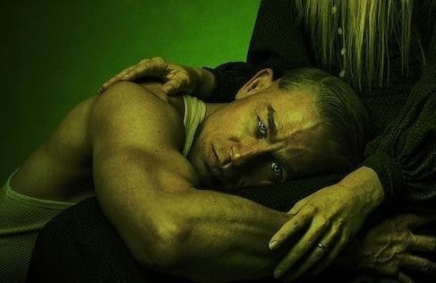 « Monstres » sur Netflix : la saison 3 sur l’histoire d’Ed Gein se dévoile en images