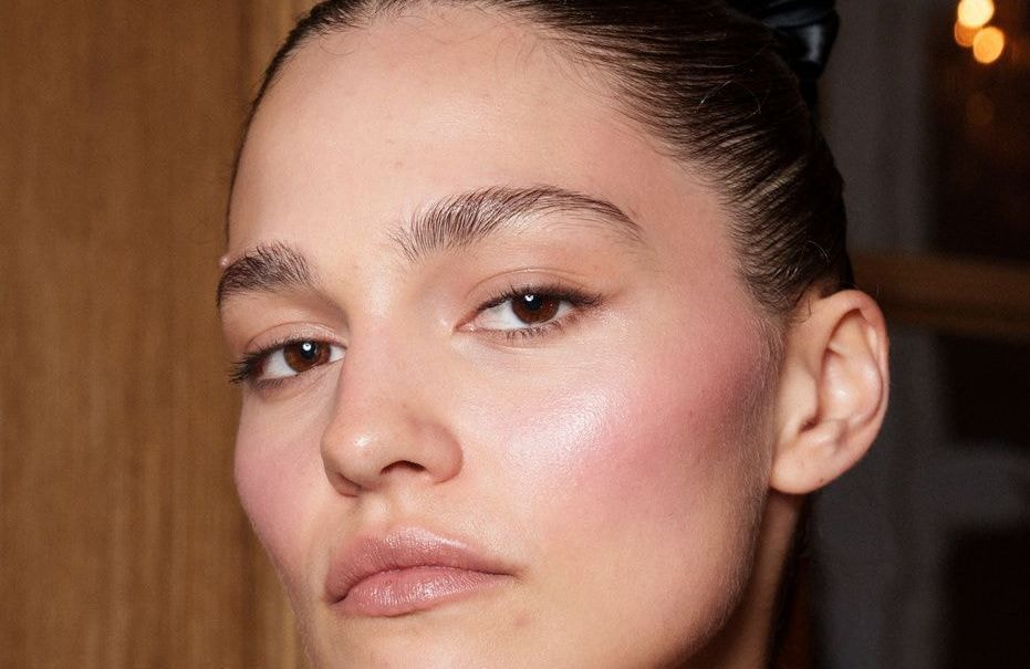 Teint, blush, anti-cernes : 7 gestes de maquilleurs que vous ignorez (et qui changent tout)