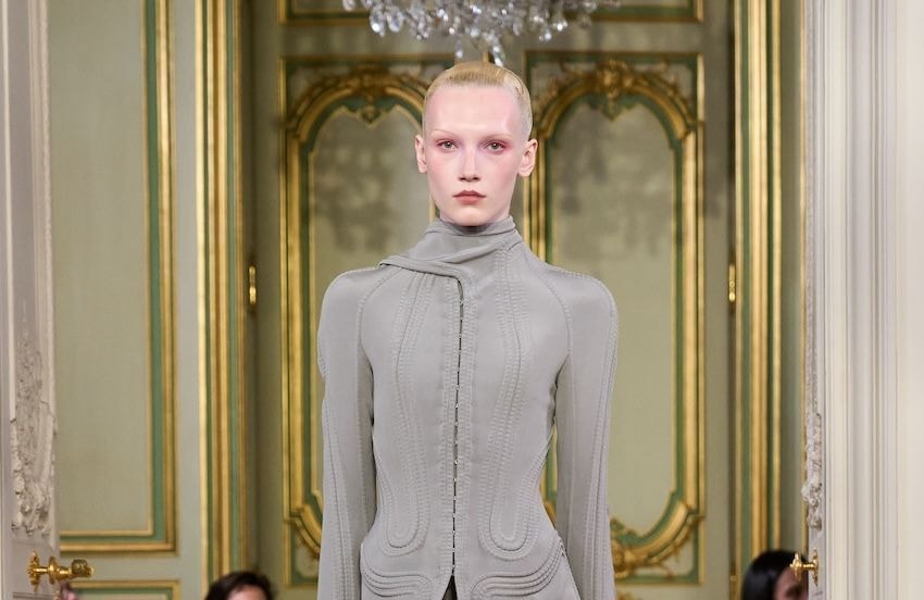 Qui est Michael Stewart, le créateur de Standing Ground dont tout le monde parle à la Fashion Week Haute Couture ?