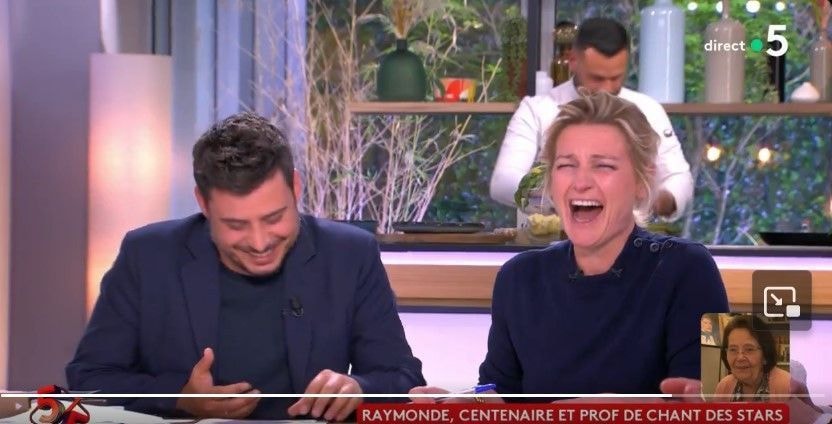 "Tu ne sais pas chanter" : Raymonde, l'ancienne coach vocal de Maxime Le Forestier, créée l'hilarité sur le plateau de "C à vous"