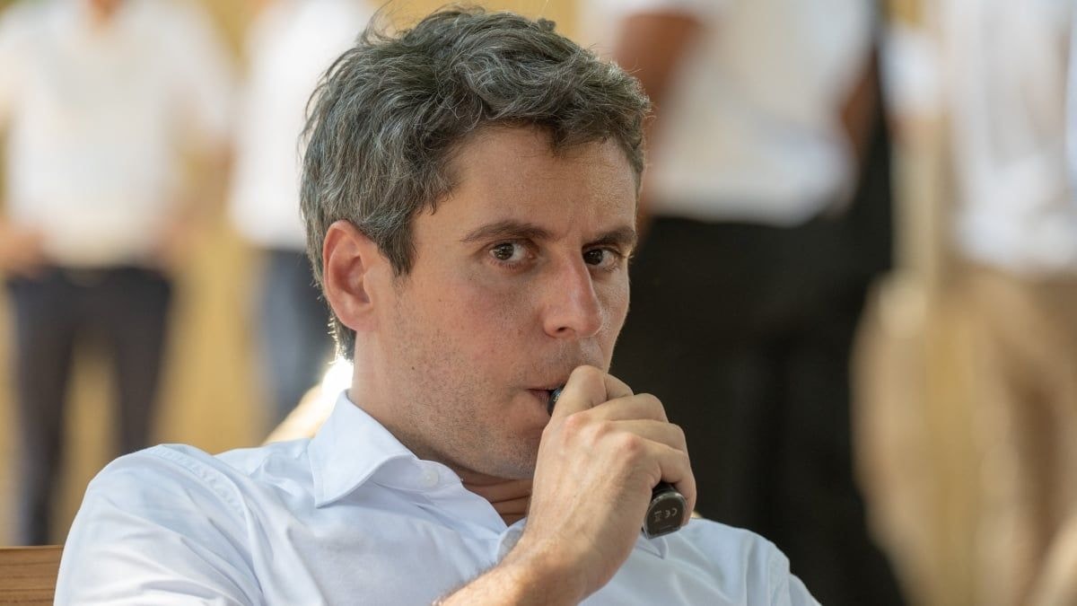 Gabriel Attal sous le feu des critiques en plein mois d'août : "Le risque, c’est de griller des cartouches" pour 2027