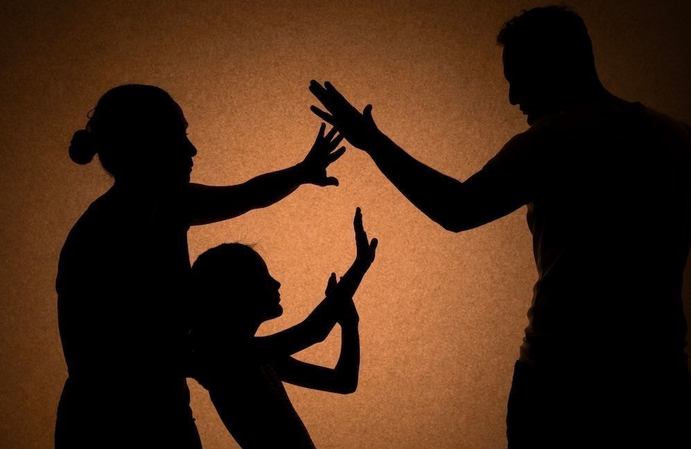 « Ma mère se fait démonter par mon père » : comment un collégien de 13 ans a sauvé la mère de son ami via Pronote